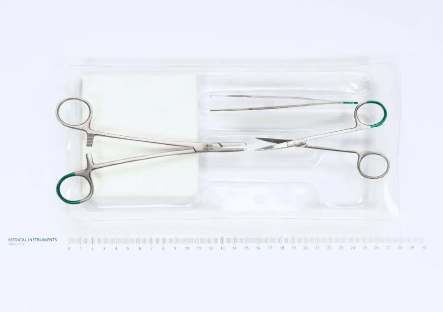 Medica hechtset met Halsey naaldvoerder 12cm, Adson pincet, irisschaar, 5 gazen & blister per set